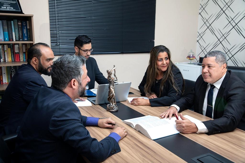 Doświadczony prawnik podczas konsultacji online